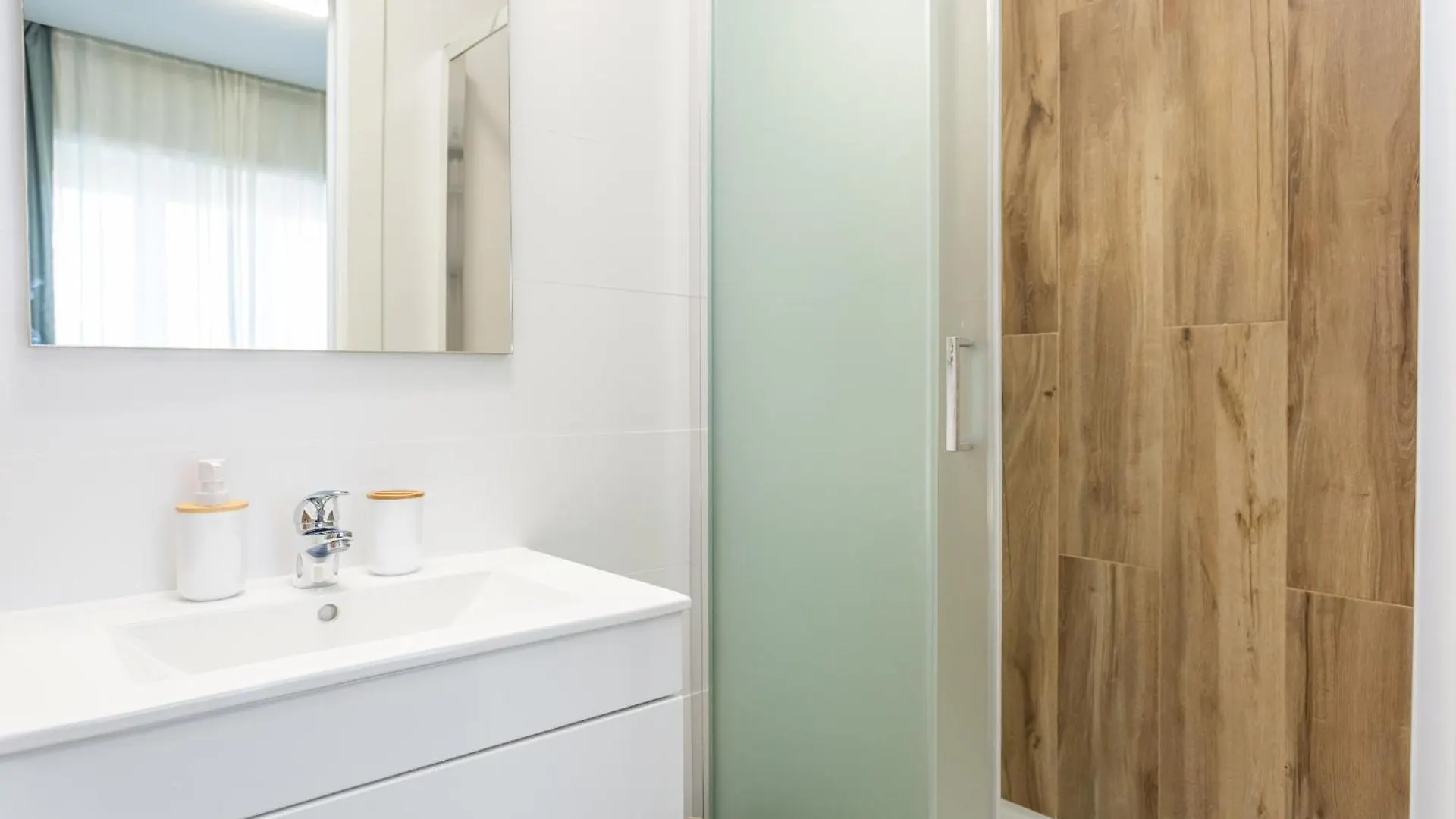 2-Bedroom Retreat Near Metro & Parks 罗马 公寓