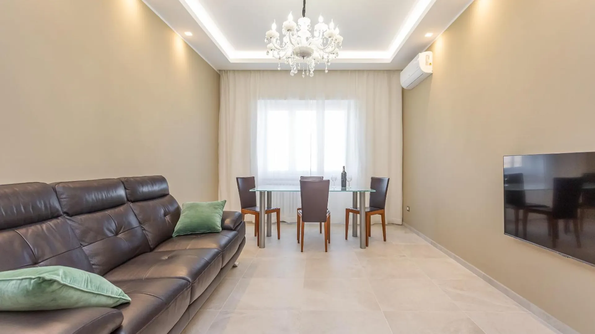 2-Bedroom Retreat Near Metro & Parks 罗马 公寓